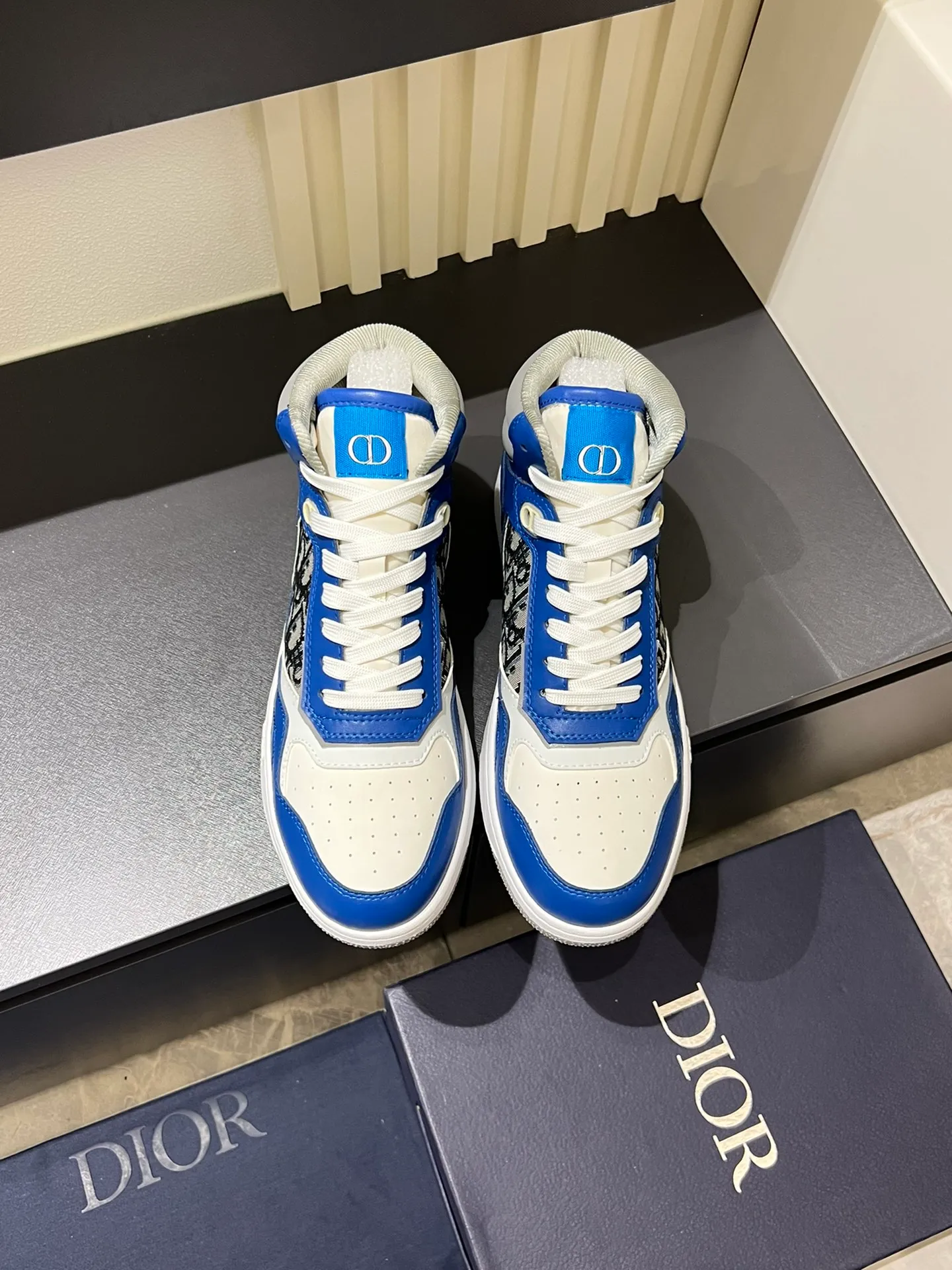 Men's shoes 💰p460 "Dio*" mid-top B27 casual sneakers. This B27 high-top sneaker is a new product in the series and continues Di*r's classic style. Crafted from gray and white smooth calf leather with beige and black Oblique print panels on the sides. The "CD Icon" shaped shoelace eyelets are clever and delicate, and the two-color rubber sole, rear collar and heel are all equipped with the brand's iconic details to enhance the style. Oblique printed straps at the ankle allow for an adjustable fit to complement the overall design. Fashionable and versatile, it can complement any look. Create an exquisite design with unique dynamic vitality and modern atmosphere, presented in low-top and high-top styles. This new must-have shoe adds a new dimension to Dior's archive heritage, embodying modern elegance. Purchase the original version and make it 1:1. If you need top quality, please come to me! Male 38-44!